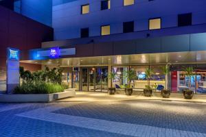 un edificio de noche con luces encendidas en ibis budget Sorocaba, en Sorocaba