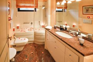 ein Bad mit einem WC, einem Waschbecken und einer Dusche in der Unterkunft Ferienwohnungen Biberhüs in Archsum