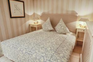 ein Schlafzimmer mit einem großen Bett mit zwei Nachttischen in der Unterkunft Ferienwohnung Feskerdam in Morsum