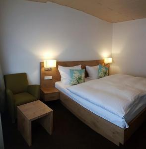Postel nebo postele na pokoji v ubytování Hotel Schiff Nagold