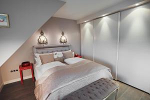 a bedroom with a bed and a red table at Ferienhaus Weetstich in Archsum