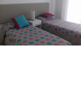 dos camas sentadas una al lado de la otra en una habitación en LOOK BRAVA 802, en Punta del Este