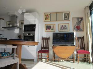 a kitchen with a table with a laptop on it at Vistas Increibles in Las Negras