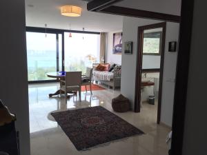 a living room with a couch and a table with a rug at Vistas Increibles in Las Negras