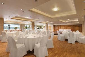 A restaurant or other place to eat at Ramada Loutraki Poseidon Resort Még 37 kép