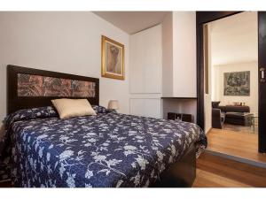 ローマにあるPrefetti suitteのベッドルーム1室(青と白の毛布付きのベッド1台付)