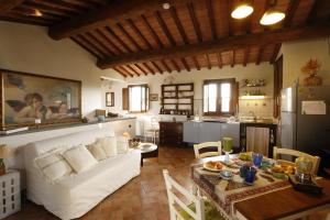 sala de estar con sofá blanco y mesa en Appartamento in Casale toscano, en Orentano