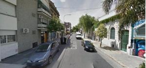 una calle con coches estacionados al costado de la carretera en Buenos Aires Tango Apartment-Boedo-San Telmo-Abasto-Obelisco-San Cristobal en Buenos Aires