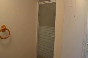 トーキーにあるHuccaby Tor Apartmerntのバスルーム(ガラスドア付きのシャワー付)