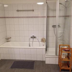 La salle de bains est pourvue d'une baignoire et d'une douche. dans l'établissement Ferienwohnung Hecht, à Leipzig