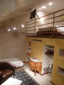 Postel nebo postele na pokoji v ubytování Logis Hôtel Les Pages