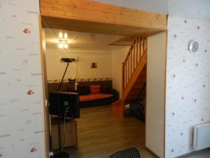 een kamer met een trap en een kamer met een bed bij la maison du parc in Dammarie-sur-Saulx