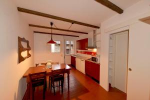 una cucina con tavolo in legno e una sala da pranzo di Casa la Finestra sul Lago - WelcHome a Cannobio