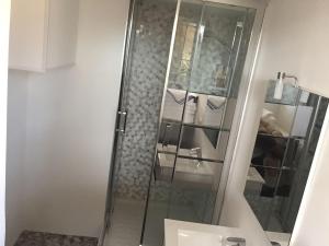 Vonios kambarys apgyvendinimo įstaigoje Chez Kari-top location in charming old town