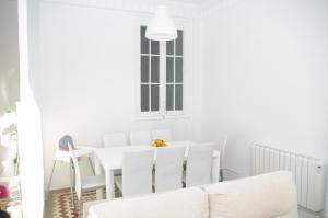 バレンシアにあるCarlos & Anaの白いダイニングルーム(白いテーブル、白い椅子付)