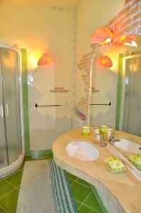 une salle de bain avec un lavabo et un grand miroir dans l'établissement villa i ginepri, à Budoni 17 autres photos