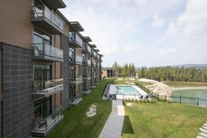 una vista aérea de un edificio con patio y piscina en Hôtel du Domaine, centre de villégiature et de congrès, en Thetford Mines