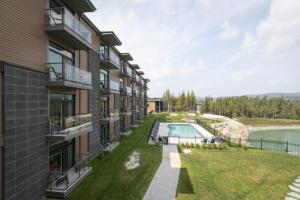 Bazén v ubytování Hôtel du Domaine, centre de villégiature et de congrès nebo v jeho okolí