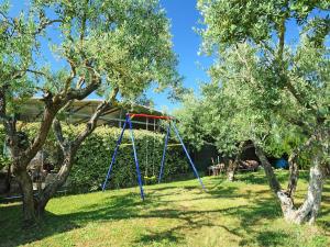 Lanuvio的住宿－Villa Villa Caiterzi by Interhome，两棵树之间的公园里摆起的秋千