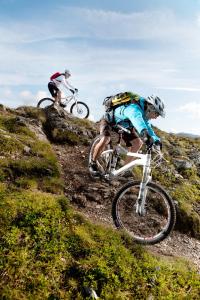 zwei Personen, die auf einem Weg Mountainbikes fahren in der Unterkunft Appartements Markus in Ried im Zillertal