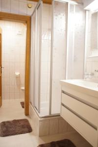 y baño con lavabo y ducha. en Haus Arnold Schranz, en Sankt Anton am Arlberg