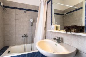 Koupelna v ubytování Irigeneia Hotel