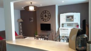 a kitchen and living room with a table and chairs at Lesneven Appart Nuitee in Lesneven