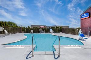 a swimming pool at a hotel with at Howard Johnson by Wyndham Evansville East in Evansville