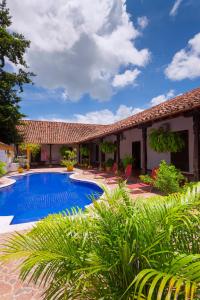 a villa with a swimming pool in a yard at Legado de la Marquesa in Mompos