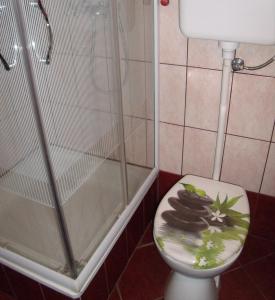 A bathroom at Viola Vendégház