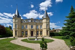 an old castle with a fountain in front of it at Chateau Pontet d'Eyrans & Spa in Eyrans-de Soudiac