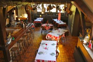 Restaurace v ubytování Hôtel Restaurant Domaine De Basil