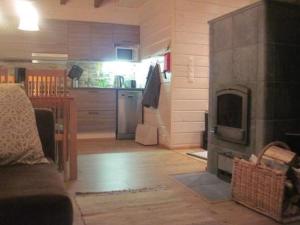 ユッラスヤルヴィにあるHoliday Home Hillakka b by Interhomeのリビングルーム(暖炉付)、キッチン
