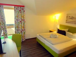 um quarto de hotel com uma cama e uma janela em Appartement Tirol em Biberwier