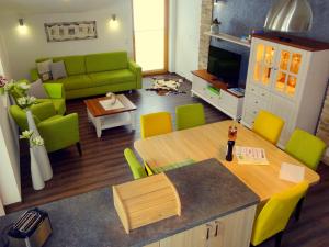 a living room with a green couch and a table at Appartement Tirol in Biberwier