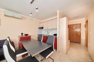 Kuchyň nebo kuchyňský kout v ubytování Apartment Vita Moela 23 & 24