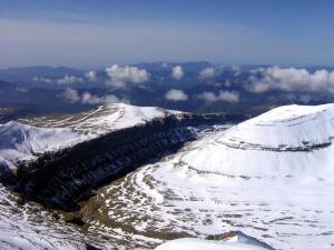 vistas a una montaña nevada con nieve en El Churrón, en Larrés