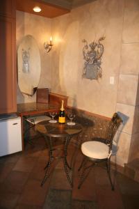 a small table and chairs in a kitchen with a counter at Motel Capri et Suites in Repentigny