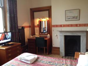 Een TV en/of entertainmentcenter bij Purbeck House Hotel & Louisa Lodge
