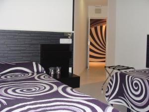 A bed or beds in a room at Hostal JQ Madrid 1