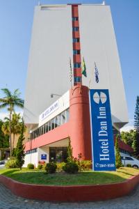 サン・ジョゼ・ドス・カンポスにあるHotel Dan Inn São José dos Camposの看板が目の前にある建物
