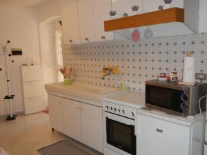 A kitchen or kitchenette at Casa Mari