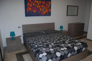 ナポリにあるLa Casa nel Borgoのベッドルーム1室(ベッド1台付)が備わります。壁には絵画が飾られています。