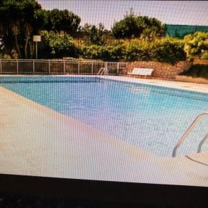 uma grande piscina com água azul em Très bel appartement vue mer à Nice em Nice