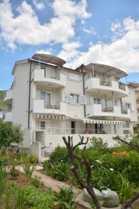 un gran edificio blanco con balcones. en Apartment Dakic, en Herceg-Novi