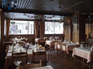 Restorāns vai citas vietas, kur ieturēt maltīti, naktsmītnē Hôtel Les Mottets