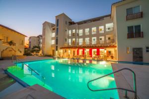 a swimming pool in front of a building at Mansiones Cruz del Mar in Santa Cruz Huatulco