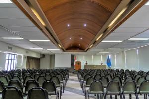 una sala conferenze vuota con sedie e soffitto in legno di Gran Hotel Continental a Cajamarca