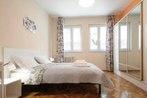 Una cama o camas en una habitación de Urban Stay Apartment