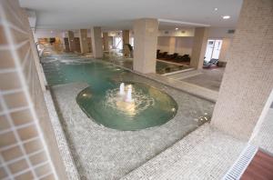 a swimming pool in the middle of a hotel lobby at Hotel Bienestar Moaña in Moaña